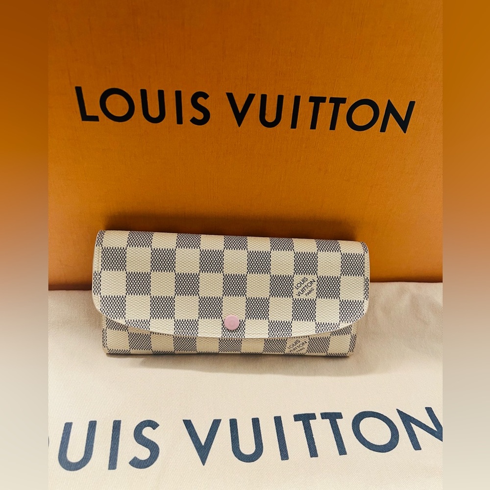 ✨Authentic✨ Beautiful Louis Vuitton Emilie Damier Azure Wallet 🌟